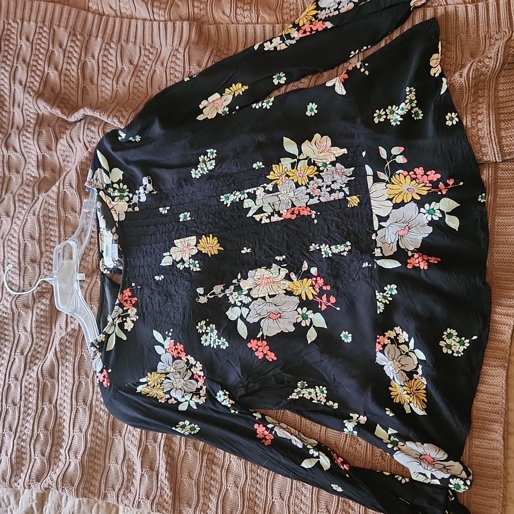 Floral ruffle bottom blouse. EUC